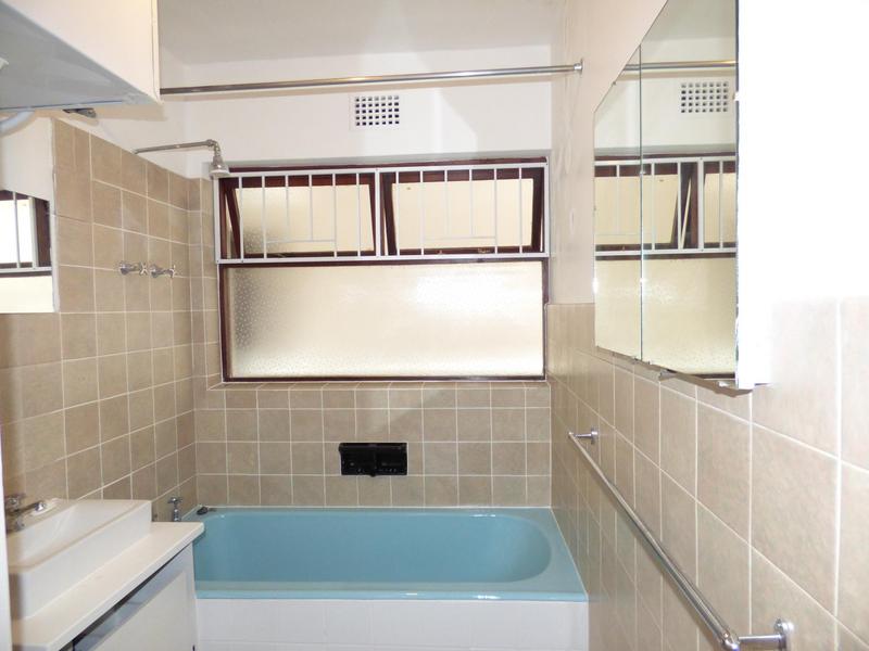 To Let 1 Bedroom Property for Rent in Sea Point Western Cape